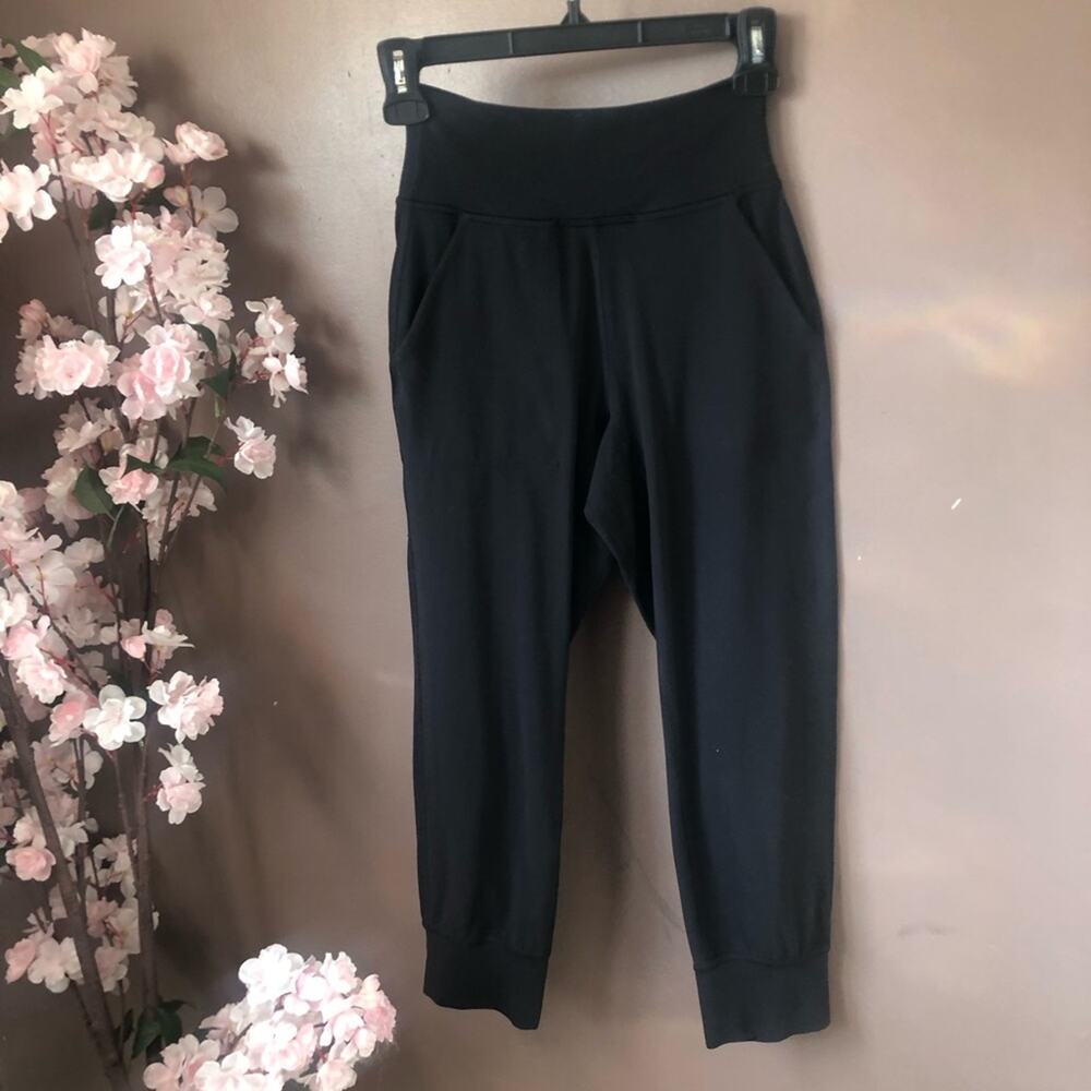 Lululemon cuffed legging in black. Medium